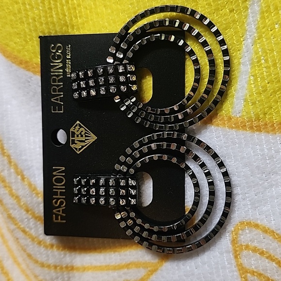 NWT - Black Shiny circle earrings - Picture 1 of 7